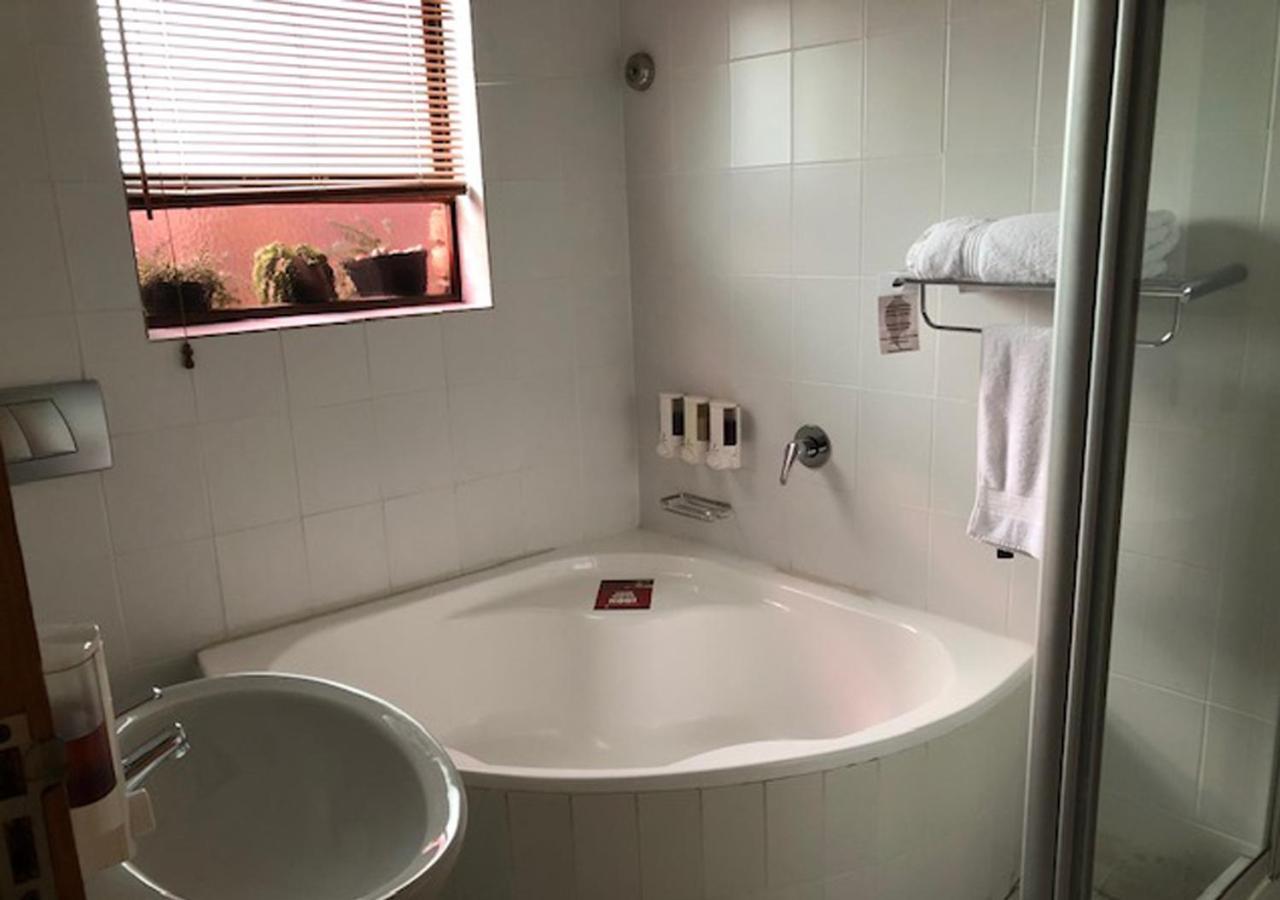 A La Martha'S Air-Port Guest House พอร์ตเอลิซาเบธ ภายนอก รูปภาพ