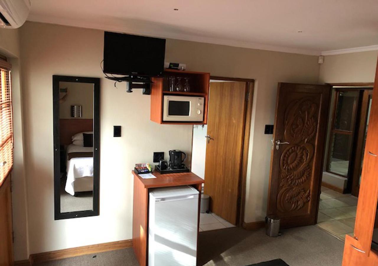 A La Martha'S Air-Port Guest House พอร์ตเอลิซาเบธ ภายนอก รูปภาพ