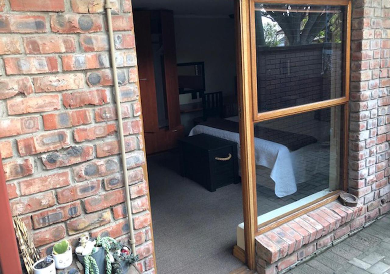 A La Martha'S Air-Port Guest House พอร์ตเอลิซาเบธ ภายนอก รูปภาพ