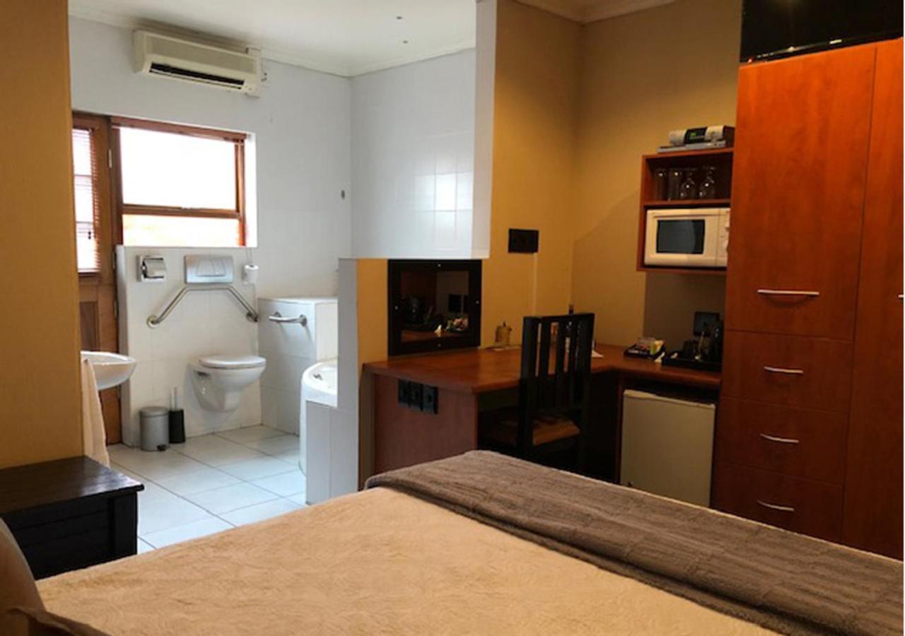A La Martha'S Air-Port Guest House พอร์ตเอลิซาเบธ ภายนอก รูปภาพ