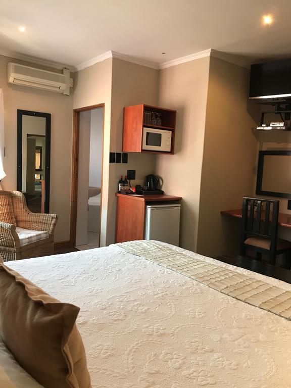 A La Martha'S Air-Port Guest House พอร์ตเอลิซาเบธ ภายนอก รูปภาพ